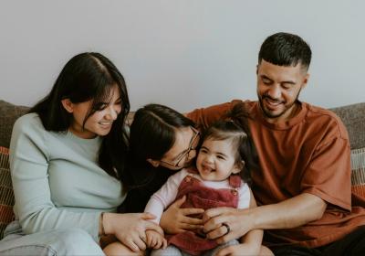 Whānau, parents with two daughters