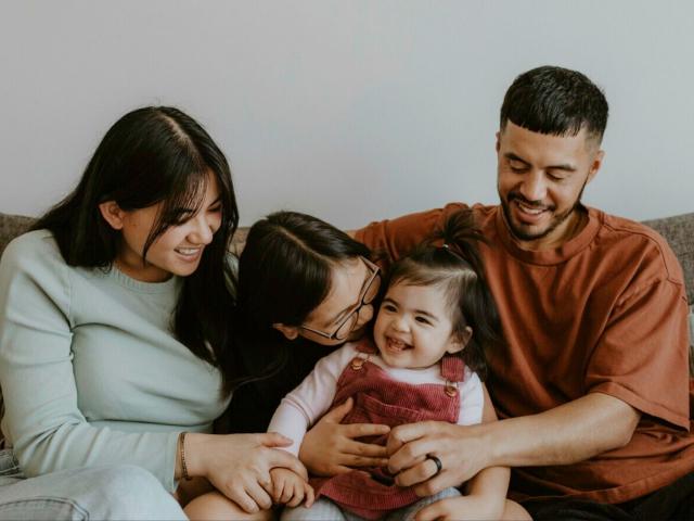 Whānau, parents with two daughters