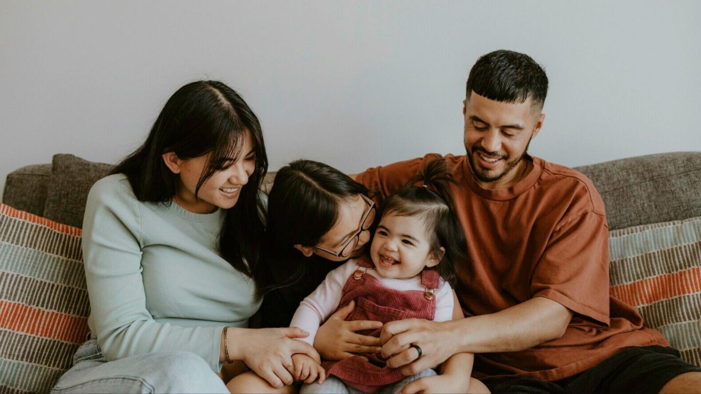 Whānau, parents with two daughters